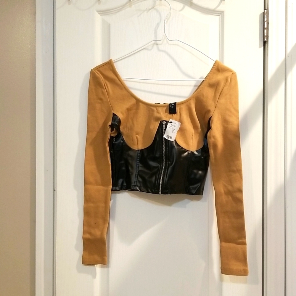 NWT Tan & Black AKIRA I Did It Again Ribbed Cropped Long Sleeve Top Size Small